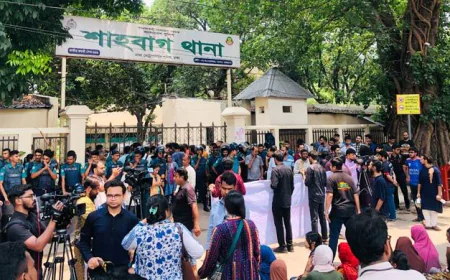 শাহবাগ থানার সামনে অবস্থান কর্মসূচিতে শিক্ষার্থীরা, দাবি আসামিদের গ্রেফতার