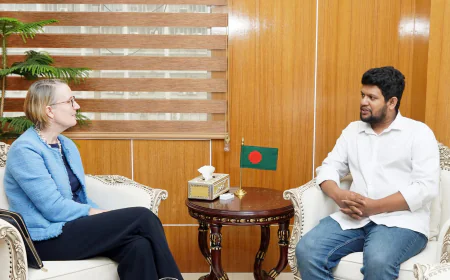 তথ্য উপদেষ্টার সঙ্গে ব্রিটিশ হাইকমিশনারের সাক্ষাৎ