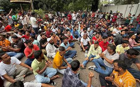 রাতভর অবস্থান শেষে সকালে ফের বিক্ষোভে ইশরাক সমর্থকরা