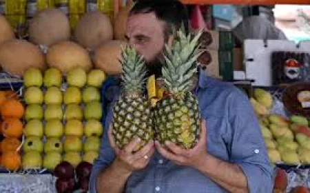 আসাদের পতনের পর সিরিয়ার বাজারে পাওয়া যাচ্ছে আমদানি করা আনারস, আমসহ অন্যান্য ফল
