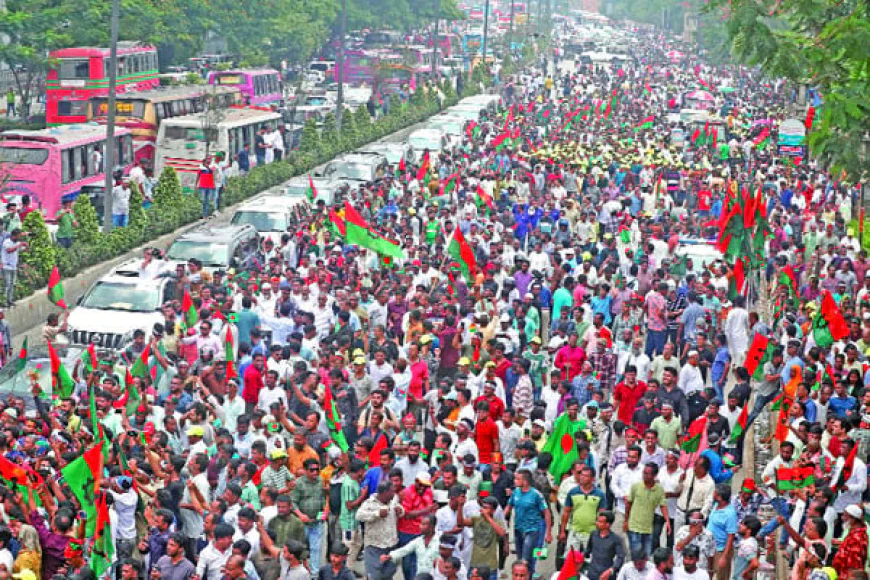 ‘এভাবেও ফিরে আসা যায়’: প্রিয় নেত্রীকে অভ্যর্থনা জানাতে জনতার ঢল