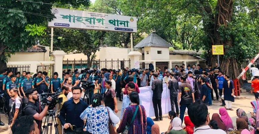 শাহবাগ থানার সামনে অবস্থান কর্মসূচিতে শিক্ষার্থীরা, দাবি আসামিদের গ্রেফতার