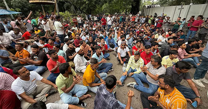রাতভর অবস্থান শেষে সকালে ফের বিক্ষোভে ইশরাক সমর্থকরা