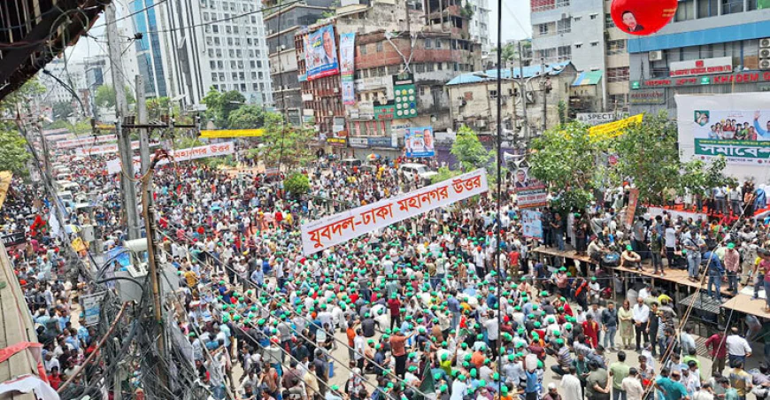 নয়াপল্টনে তারুণ্যের সমাবেশে নেতাকর্মীদের ঢল