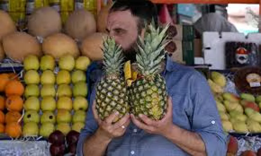 আসাদের পতনের পর সিরিয়ার বাজারে পাওয়া যাচ্ছে আমদানি করা আনারস, আমসহ অন্যান্য ফল