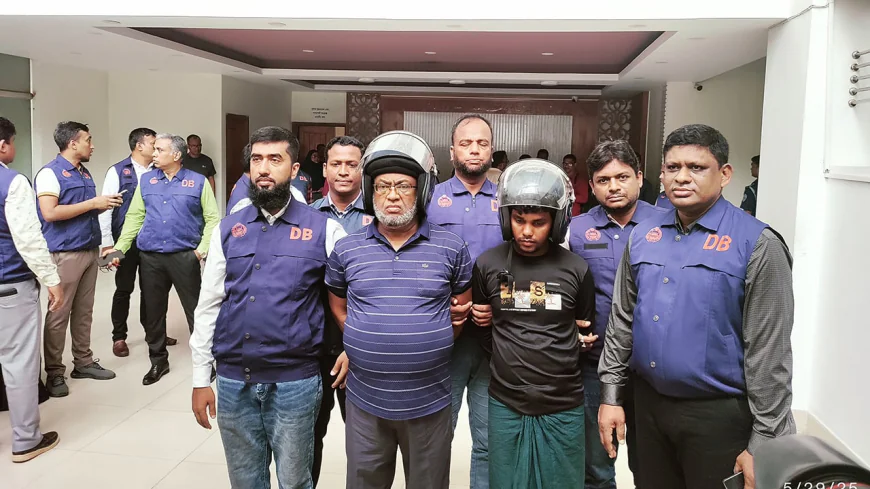 ৪টি আগ্নেয়াস্ত্র ও সহযোগীসহ চট্টগ্রামে আওয়ামী লীগ নেতা গ্রেপ্তার