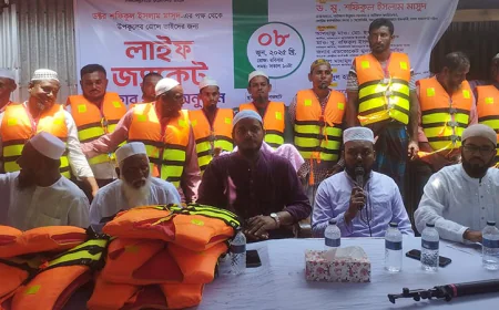 পটুয়াখালীতে জেলেদের মাঝে লাইফ জ্যাকেট বিতরণ