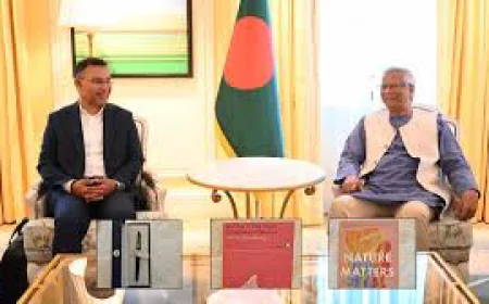 ড. ইউনূসকে কলম ও বই উপহার দিলেন তারেক রহমান