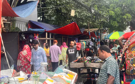 মিরপুর-১ চাইনিজের সামনে ফুটপাতে দোকান বসানোয় জনসাধারণের চলাচলে বিঘ্ন