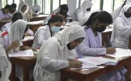 দুর্যোগপূর্ণ আবহাওয়া উপেক্ষা করে বাগেরহাটে এইচএসসি ও সমমান পরীক্ষা শুরু