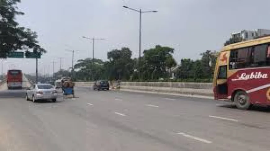 রাজধানী ঢাকা এখনও ফাঁকা, বাসে নেই ভিড়