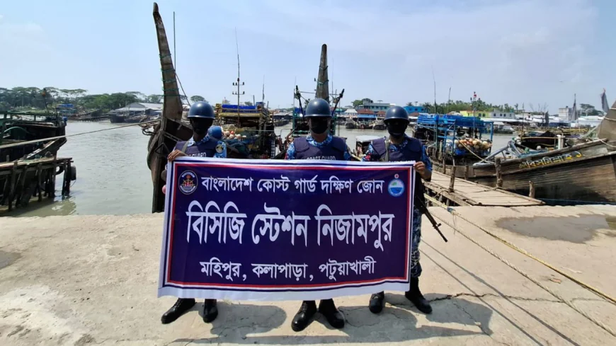 পটুয়াখালীতে তিনটি অবৈধ ট্রলিং বোট জব্দ করেছে কোস্ট গার্ড