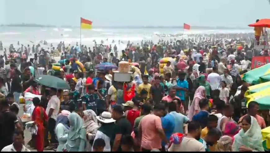 তিল ধারণের ঠাঁই নেই কক্সবাজার সমুদ্র সৈকতে : দীর্ঘ ছুটিতে ৮লাখ পর্যটক ভ্রমণ