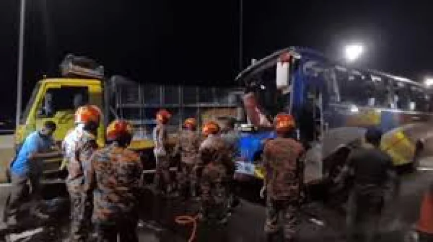 পদ্মা সেতুতে ট্রাকের পেছনে বাসের ধাক্কা, নিহত ২