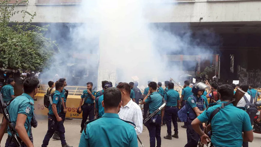 উত্তপ্ত প্রেসক্লাব, সাউন্ড গ্রেনেড নিক্ষেপ পুলিশের