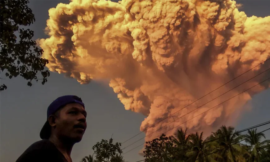 ইন্দোনেশিয়ায় আগ্নেয়গিরির অগ্ন্যুৎপাতের পর বালিতে ফ্লাইট বাতিল