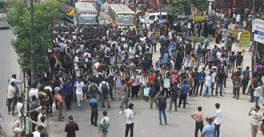 নতুন বাজারে সড়ক অবরোধ করেছে শিক্ষার্থীরা