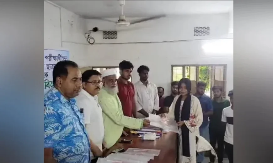 এইচএসসি পরীক্ষার্থীদের শিক্ষা সামগ্রী বিতরণ ছাত্রদলের