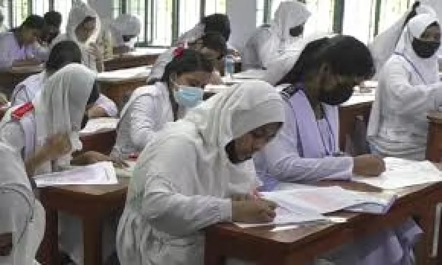 দুর্যোগপূর্ণ আবহাওয়া উপেক্ষা করে বাগেরহাটে এইচএসসি ও সমমান পরীক্ষা শুরু