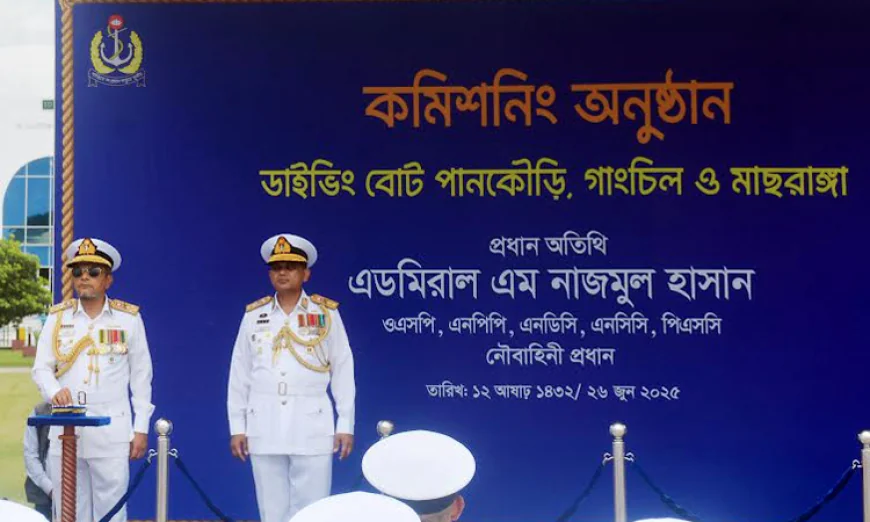 খুলনা শিপইয়ার্ডে ৩টি ডাইভিং বোট কমিশনিং করেছেন নৌবাহিনী প্রধান