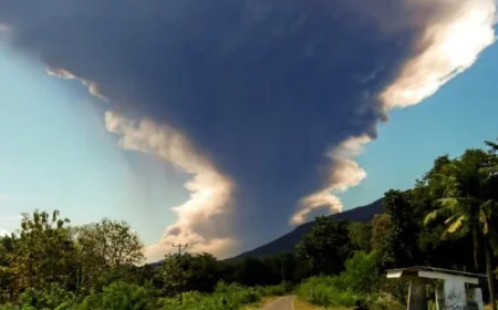 ইন্দোনেশিয়ায় আগ্নেয়গিরির অগ্ন্যুৎপাতে আকাশে ১৮ কিলোমিটার উঁচু ছাইয়ের স্তম্ভ