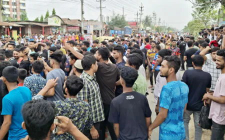 গাজীপুরে ঢাকা-ময়মনসিংহ মহাসড়ক অবরোধ করে শ্রমিকদের বিক্ষোভ