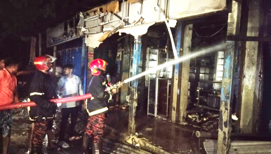 কুমিল্লার বুড়িচংয়ে ভয়াবহ অগ্নিকাণ্ডে ১০ দোকান ভস্মীভূত, কোটি টাকার ক্ষতি