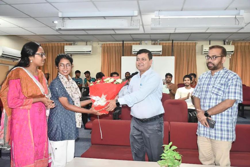 বেরোবি ক্যাম্পাস রেডিও স্বেচ্ছাসেবকদের সঙ্গে উপাচার্যের শুভেচ্ছা বিনিময়