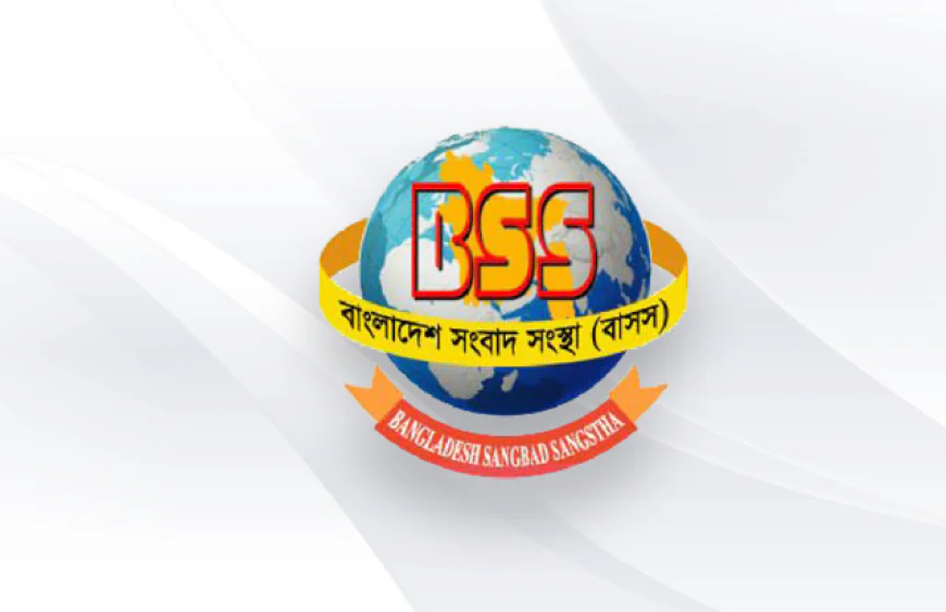 আশুলিয়ায় সাব রেজিস্ট্রারের পদত্যাগের দাবীতে দলিল লেখকদের মানববন্ধন