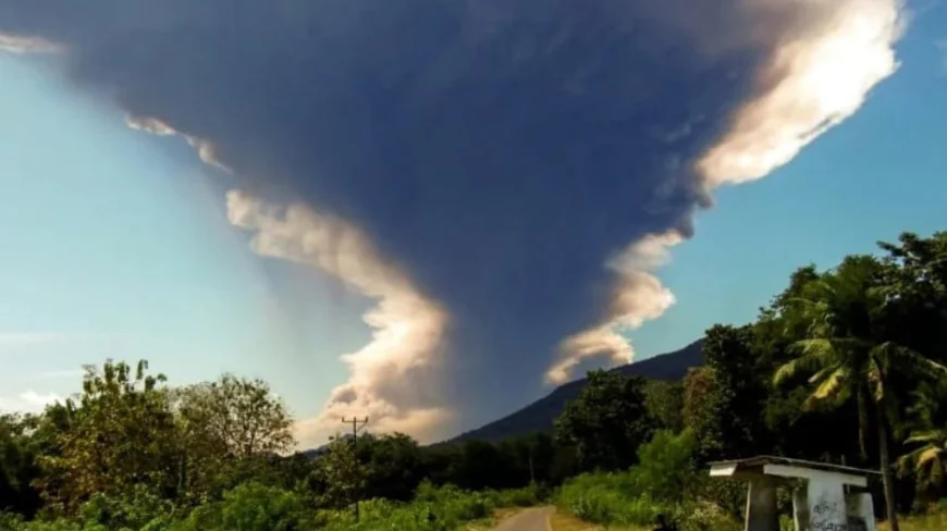 ইন্দোনেশিয়ায় আগ্নেয়গিরির অগ্ন্যুৎপাতে আকাশে ১৮ কিলোমিটার উঁচু ছাইয়ের স্তম্ভ
