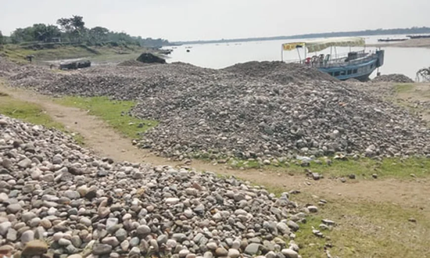 তাহিরপুরে অবৈধভাবে মজুদ ৫,৪৯৩ ঘনফুট পাথর জব্দ