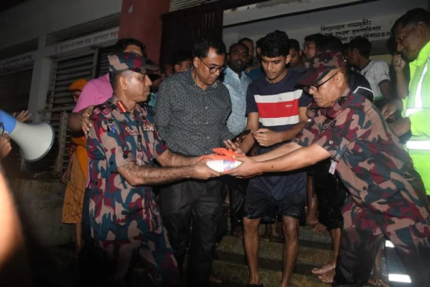 ফেনীতে বন্যার্তদের মাঝে বিজিবির খাদ্যসামগ্রী বিতরণ