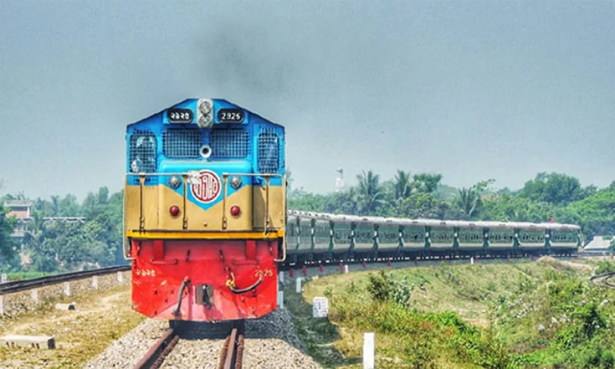 খুলনায় ট্রেন-ট্রাক সংঘর্ষে ছয় ঘণ্টা পর সারাদেশের সাথে রেল যোগাযোগ শুরু