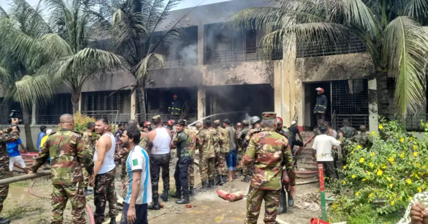 উত্তরায় বিমান বাহিনীর প্রশিক্ষণ বিমান বিধ্বস্ত