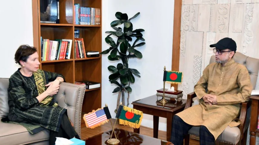 সংস্কৃতি উপদেষ্টার সাথে মার্কিন চার্জ দ্য অ্যাফেয়ার্সের সৌজন্য সাক্ষাৎ