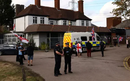 ব্রিটেনে অভিবাসনপ্রত্যাশীদের বিক্ষোভে ৩ গ্রেফতার