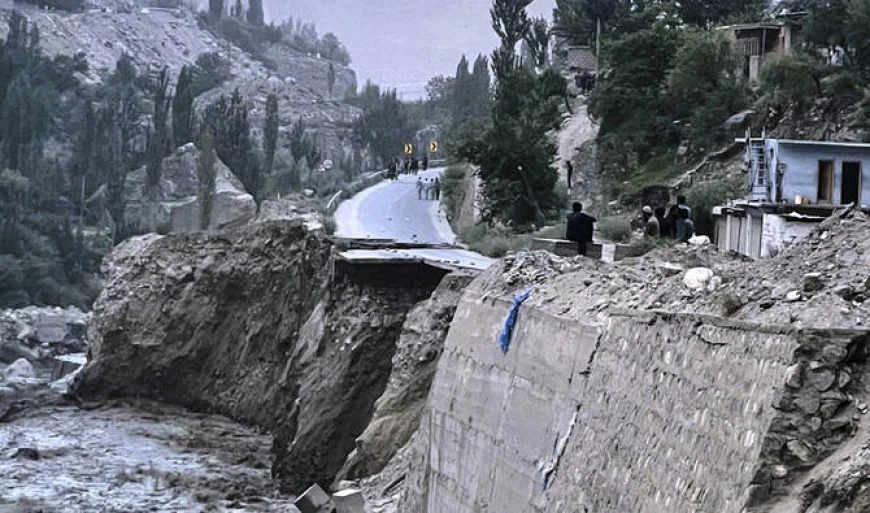 পাকিস্তানে খাল সংস্কারের সময় ভূমিধস, নিহত ৭