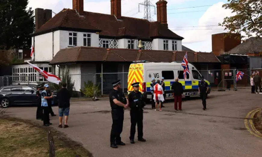 ব্রিটেনে অভিবাসনপ্রত্যাশীদের বিক্ষোভে ৩ গ্রেফতার