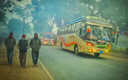 কুয়াশার চাদরে মোড়া লালমনিরহাট, গাড়ি চলছে হেডলাইটের আলোতে