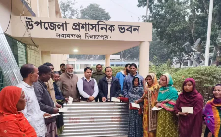 দিনাজপুরে অগ্নিকাণ্ডে ক্ষতিগ্রস্ত পরিবারের মধ্যে ঢেউ টিন ও অর্থ বিতরণ