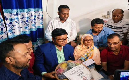 ধানের শীষে ভোট দিতে চাওয়া অসুস্থ বৃদ্ধার পাশে প্রধানমন্ত্রী