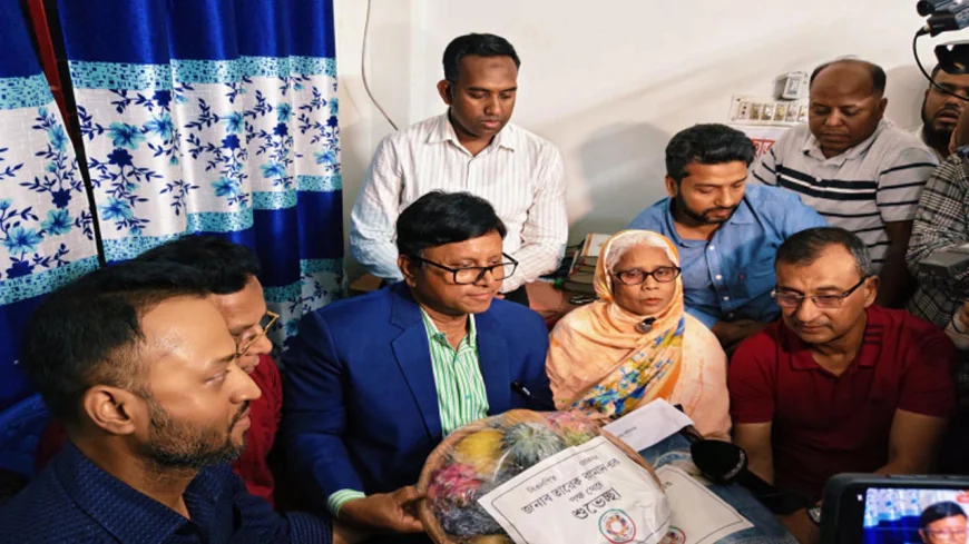 ধানের শীষে ভোট দিতে চাওয়া অসুস্থ বৃদ্ধার পাশে প্রধানমন্ত্রী